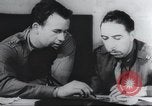 Standbild Intelligenz debriefing England, 1942, aus Sekunde 39 historischem Filmmaterial Videoclip 65675059501