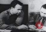 Standbild Intelligenz debriefing England, 1942, aus Sekunde 49 historischem Filmmaterial Videoclip 65675059501