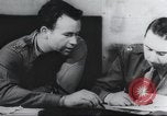 Standbild Intelligenz debriefing England, 1942, aus Sekunde 50 historischem Filmmaterial Videoclip 65675059501