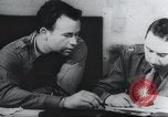 Standbild Intelligenz debriefing England, 1942, aus Sekunde 51 historischem Filmmaterial Videoclip 65675059501
