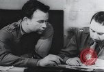 Standbild Intelligenz debriefing England, 1942, aus Sekunde 52 historischem Filmmaterial Videoclip 65675059501