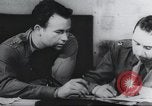 Standbild Intelligenz debriefing England, 1942, aus Sekunde 53 historischem Filmmaterial Videoclip 65675059501