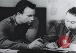 Standbild Intelligenz debriefing England, 1942, aus Sekunde 54 historischem Filmmaterial Videoclip 65675059501