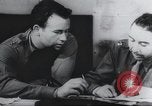 Standbild Intelligenz debriefing England, 1942, aus Sekunde 55 historischem Filmmaterial Videoclip 65675059501