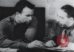 Standbild Intelligenz debriefing England, 1942, aus Sekunde 56 historischem Filmmaterial Videoclip 65675059501