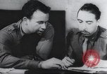 Standbild Intelligenz debriefing England, 1942, aus Sekunde 58 historischem Filmmaterial Videoclip 65675059501