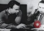 Standbild Intelligenz debriefing England, 1942, aus Sekunde 62 historischem Filmmaterial Videoclip 65675059501