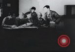 Standbild Amerikanische Bordpersonal wird durch Geheimdienstmitarbeiter nach Rückkehr von einer Bombardierung Mission in Zweiten Weltkrieg abgefragt Vereinigtes Königreich, 1942, aus Sekunde 1 historischem Filmmaterial Videoclip 65675059502