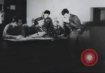 Standbild Amerikanische Bordpersonal wird durch Geheimdienstmitarbeiter nach Rückkehr von einer Bombardierung Mission in Zweiten Weltkrieg abgefragt Vereinigtes Königreich, 1942, aus Sekunde 3 historischem Filmmaterial Videoclip 65675059502