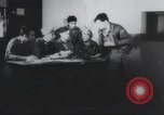 Standbild Amerikanische Bordpersonal wird durch Geheimdienstmitarbeiter nach Rückkehr von einer Bombardierung Mission in Zweiten Weltkrieg abgefragt Vereinigtes Königreich, 1942, aus Sekunde 4 historischem Filmmaterial Videoclip 65675059502