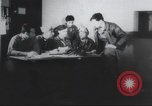 Standbild Amerikanische Bordpersonal wird durch Geheimdienstmitarbeiter nach Rückkehr von einer Bombardierung Mission in Zweiten Weltkrieg abgefragt Vereinigtes Königreich, 1942, aus Sekunde 5 historischem Filmmaterial Videoclip 65675059502