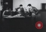 Standbild Amerikanische Bordpersonal wird durch Geheimdienstmitarbeiter nach Rückkehr von einer Bombardierung Mission in Zweiten Weltkrieg abgefragt Vereinigtes Königreich, 1942, aus Sekunde 6 historischem Filmmaterial Videoclip 65675059502