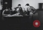 Standbild Amerikanische Bordpersonal wird durch Geheimdienstmitarbeiter nach Rückkehr von einer Bombardierung Mission in Zweiten Weltkrieg abgefragt Vereinigtes Königreich, 1942, aus Sekunde 7 historischem Filmmaterial Videoclip 65675059502
