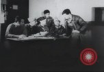Standbild Amerikanische Bordpersonal wird durch Geheimdienstmitarbeiter nach Rückkehr von einer Bombardierung Mission in Zweiten Weltkrieg abgefragt Vereinigtes Königreich, 1942, aus Sekunde 8 historischem Filmmaterial Videoclip 65675059502