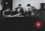 Standbild Amerikanische Bordpersonal wird durch Geheimdienstmitarbeiter nach Rückkehr von einer Bombardierung Mission in Zweiten Weltkrieg abgefragt Vereinigtes Königreich, 1942, aus Sekunde 9 historischem Filmmaterial Videoclip 65675059502