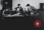 Standbild Amerikanische Bordpersonal wird durch Geheimdienstmitarbeiter nach Rückkehr von einer Bombardierung Mission in Zweiten Weltkrieg abgefragt Vereinigtes Königreich, 1942, aus Sekunde 10 historischem Filmmaterial Videoclip 65675059502