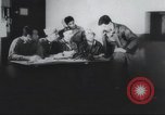 Standbild Amerikanische Bordpersonal wird durch Geheimdienstmitarbeiter nach Rückkehr von einer Bombardierung Mission in Zweiten Weltkrieg abgefragt Vereinigtes Königreich, 1942, aus Sekunde 11 historischem Filmmaterial Videoclip 65675059502