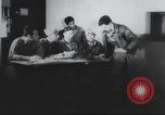 Standbild Amerikanische Bordpersonal wird durch Geheimdienstmitarbeiter nach Rückkehr von einer Bombardierung Mission in Zweiten Weltkrieg abgefragt Vereinigtes Königreich, 1942, aus Sekunde 12 historischem Filmmaterial Videoclip 65675059502