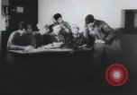 Standbild Amerikanische Bordpersonal wird durch Geheimdienstmitarbeiter nach Rückkehr von einer Bombardierung Mission in Zweiten Weltkrieg abgefragt Vereinigtes Königreich, 1942, aus Sekunde 13 historischem Filmmaterial Videoclip 65675059502