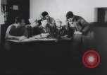 Standbild Amerikanische Bordpersonal wird durch Geheimdienstmitarbeiter nach Rückkehr von einer Bombardierung Mission in Zweiten Weltkrieg abgefragt Vereinigtes Königreich, 1942, aus Sekunde 14 historischem Filmmaterial Videoclip 65675059502