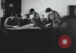 Standbild Amerikanische Bordpersonal wird durch Geheimdienstmitarbeiter nach Rückkehr von einer Bombardierung Mission in Zweiten Weltkrieg abgefragt Vereinigtes Königreich, 1942, aus Sekunde 15 historischem Filmmaterial Videoclip 65675059502