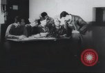 Standbild Amerikanische Bordpersonal wird durch Geheimdienstmitarbeiter nach Rückkehr von einer Bombardierung Mission in Zweiten Weltkrieg abgefragt Vereinigtes Königreich, 1942, aus Sekunde 16 historischem Filmmaterial Videoclip 65675059502