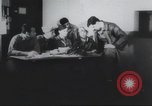 Standbild Amerikanische Bordpersonal wird durch Geheimdienstmitarbeiter nach Rückkehr von einer Bombardierung Mission in Zweiten Weltkrieg abgefragt Vereinigtes Königreich, 1942, aus Sekunde 17 historischem Filmmaterial Videoclip 65675059502