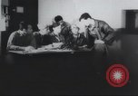 Standbild Amerikanische Bordpersonal wird durch Geheimdienstmitarbeiter nach Rückkehr von einer Bombardierung Mission in Zweiten Weltkrieg abgefragt Vereinigtes Königreich, 1942, aus Sekunde 18 historischem Filmmaterial Videoclip 65675059502