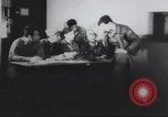 Standbild Amerikanische Bordpersonal wird durch Geheimdienstmitarbeiter nach Rückkehr von einer Bombardierung Mission in Zweiten Weltkrieg abgefragt Vereinigtes Königreich, 1942, aus Sekunde 19 historischem Filmmaterial Videoclip 65675059502