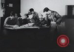 Standbild Amerikanische Bordpersonal wird durch Geheimdienstmitarbeiter nach Rückkehr von einer Bombardierung Mission in Zweiten Weltkrieg abgefragt Vereinigtes Königreich, 1942, aus Sekunde 20 historischem Filmmaterial Videoclip 65675059502