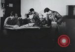 Standbild Amerikanische Bordpersonal wird durch Geheimdienstmitarbeiter nach Rückkehr von einer Bombardierung Mission in Zweiten Weltkrieg abgefragt Vereinigtes Königreich, 1942, aus Sekunde 21 historischem Filmmaterial Videoclip 65675059502