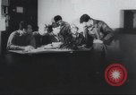 Standbild Amerikanische Bordpersonal wird durch Geheimdienstmitarbeiter nach Rückkehr von einer Bombardierung Mission in Zweiten Weltkrieg abgefragt Vereinigtes Königreich, 1942, aus Sekunde 22 historischem Filmmaterial Videoclip 65675059502