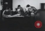 Standbild Amerikanische Bordpersonal wird durch Geheimdienstmitarbeiter nach Rückkehr von einer Bombardierung Mission in Zweiten Weltkrieg abgefragt Vereinigtes Königreich, 1942, aus Sekunde 23 historischem Filmmaterial Videoclip 65675059502