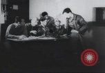 Standbild Amerikanische Bordpersonal wird durch Geheimdienstmitarbeiter nach Rückkehr von einer Bombardierung Mission in Zweiten Weltkrieg abgefragt Vereinigtes Königreich, 1942, aus Sekunde 24 historischem Filmmaterial Videoclip 65675059502