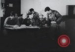 Standbild Amerikanische Bordpersonal wird durch Geheimdienstmitarbeiter nach Rückkehr von einer Bombardierung Mission in Zweiten Weltkrieg abgefragt Vereinigtes Königreich, 1942, aus Sekunde 25 historischem Filmmaterial Videoclip 65675059502