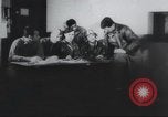 Standbild Amerikanische Bordpersonal wird durch Geheimdienstmitarbeiter nach Rückkehr von einer Bombardierung Mission in Zweiten Weltkrieg abgefragt Vereinigtes Königreich, 1942, aus Sekunde 26 historischem Filmmaterial Videoclip 65675059502