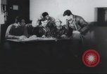 Standbild Amerikanische Bordpersonal wird durch Geheimdienstmitarbeiter nach Rückkehr von einer Bombardierung Mission in Zweiten Weltkrieg abgefragt Vereinigtes Königreich, 1942, aus Sekunde 27 historischem Filmmaterial Videoclip 65675059502