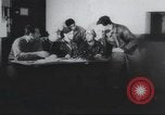 Standbild Amerikanische Bordpersonal wird durch Geheimdienstmitarbeiter nach Rückkehr von einer Bombardierung Mission in Zweiten Weltkrieg abgefragt Vereinigtes Königreich, 1942, aus Sekunde 28 historischem Filmmaterial Videoclip 65675059502