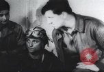 Standbild Amerikanische Bordpersonal wird durch Geheimdienstmitarbeiter nach Rückkehr von einer Bombardierung Mission in Zweiten Weltkrieg abgefragt Vereinigtes Königreich, 1942, aus Sekunde 29 historischem Filmmaterial Videoclip 65675059502