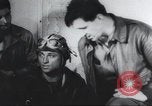 Standbild Amerikanische Bordpersonal wird durch Geheimdienstmitarbeiter nach Rückkehr von einer Bombardierung Mission in Zweiten Weltkrieg abgefragt Vereinigtes Königreich, 1942, aus Sekunde 30 historischem Filmmaterial Videoclip 65675059502