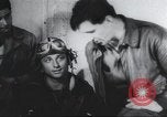 Standbild Amerikanische Bordpersonal wird durch Geheimdienstmitarbeiter nach Rückkehr von einer Bombardierung Mission in Zweiten Weltkrieg abgefragt Vereinigtes Königreich, 1942, aus Sekunde 31 historischem Filmmaterial Videoclip 65675059502