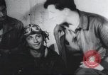 Standbild Amerikanische Bordpersonal wird durch Geheimdienstmitarbeiter nach Rückkehr von einer Bombardierung Mission in Zweiten Weltkrieg abgefragt Vereinigtes Königreich, 1942, aus Sekunde 32 historischem Filmmaterial Videoclip 65675059502