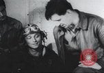 Standbild Amerikanische Bordpersonal wird durch Geheimdienstmitarbeiter nach Rückkehr von einer Bombardierung Mission in Zweiten Weltkrieg abgefragt Vereinigtes Königreich, 1942, aus Sekunde 33 historischem Filmmaterial Videoclip 65675059502