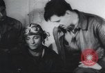 Standbild Amerikanische Bordpersonal wird durch Geheimdienstmitarbeiter nach Rückkehr von einer Bombardierung Mission in Zweiten Weltkrieg abgefragt Vereinigtes Königreich, 1942, aus Sekunde 34 historischem Filmmaterial Videoclip 65675059502