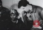 Standbild Amerikanische Bordpersonal wird durch Geheimdienstmitarbeiter nach Rückkehr von einer Bombardierung Mission in Zweiten Weltkrieg abgefragt Vereinigtes Königreich, 1942, aus Sekunde 35 historischem Filmmaterial Videoclip 65675059502