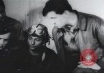 Standbild Amerikanische Bordpersonal wird durch Geheimdienstmitarbeiter nach Rückkehr von einer Bombardierung Mission in Zweiten Weltkrieg abgefragt Vereinigtes Königreich, 1942, aus Sekunde 36 historischem Filmmaterial Videoclip 65675059502