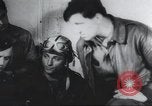 Standbild Amerikanische Bordpersonal wird durch Geheimdienstmitarbeiter nach Rückkehr von einer Bombardierung Mission in Zweiten Weltkrieg abgefragt Vereinigtes Königreich, 1942, aus Sekunde 37 historischem Filmmaterial Videoclip 65675059502