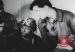 Standbild Amerikanische Bordpersonal wird durch Geheimdienstmitarbeiter nach Rückkehr von einer Bombardierung Mission in Zweiten Weltkrieg abgefragt Vereinigtes Königreich, 1942, aus Sekunde 38 historischem Filmmaterial Videoclip 65675059502
