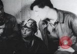 Standbild Amerikanische Bordpersonal wird durch Geheimdienstmitarbeiter nach Rückkehr von einer Bombardierung Mission in Zweiten Weltkrieg abgefragt Vereinigtes Königreich, 1942, aus Sekunde 39 historischem Filmmaterial Videoclip 65675059502