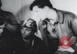 Standbild Amerikanische Bordpersonal wird durch Geheimdienstmitarbeiter nach Rückkehr von einer Bombardierung Mission in Zweiten Weltkrieg abgefragt Vereinigtes Königreich, 1942, aus Sekunde 40 historischem Filmmaterial Videoclip 65675059502